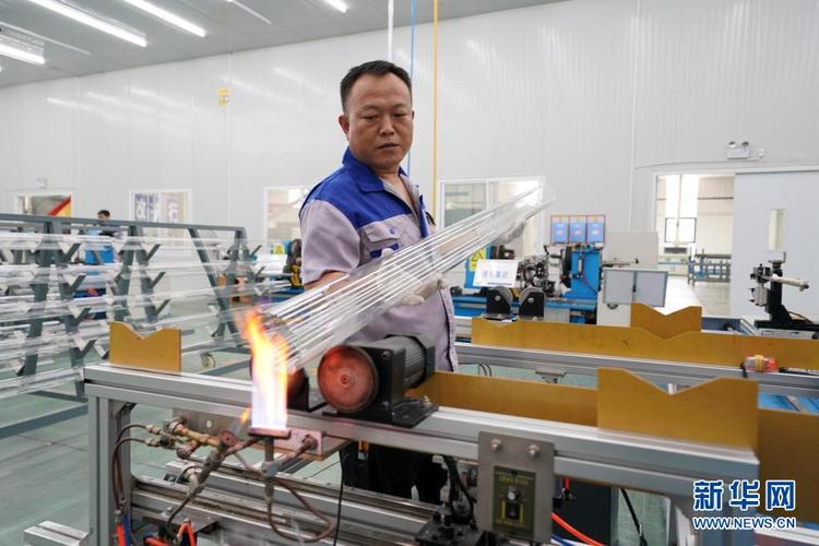 6月29日,在威县高新技术产业开发区,一家清洁能源产品生产企业的工作